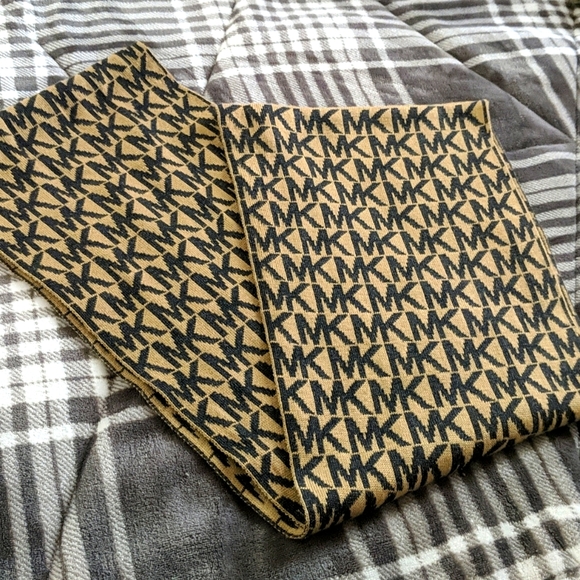 Michael Kors Infinity Scarf - Picture 1 of 1